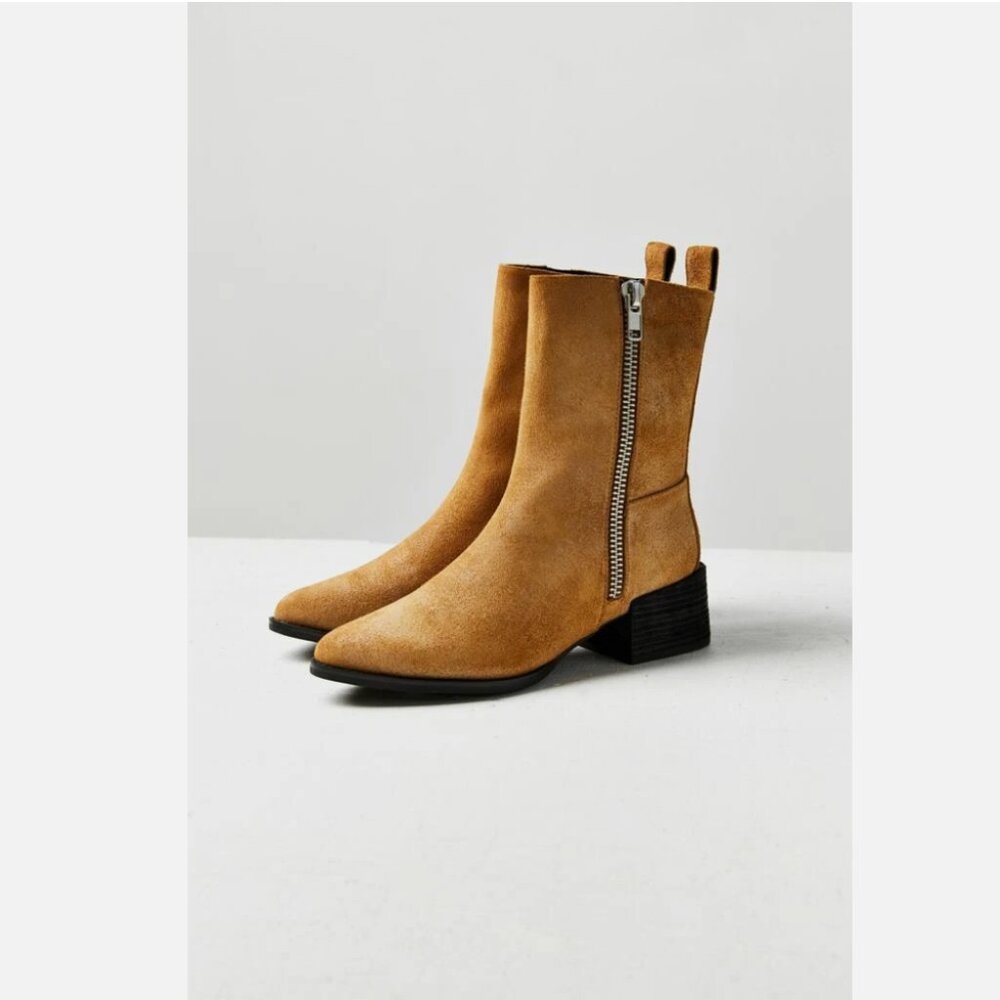 NEW Intentionally Blank Twelve 30 Boots Size 8 MSRP $240 Suede Urban Outfitters